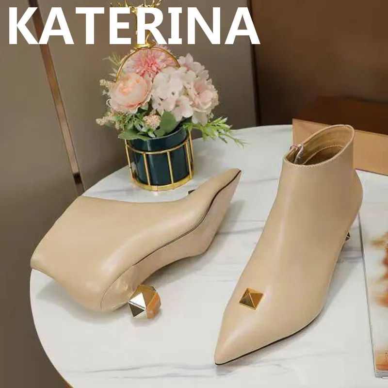 

Ботильоны женские из натуральной кожи с заостренным носком и заклепками