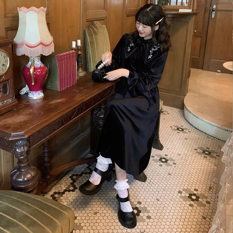 Платье женское средней длины с вышивкой черное бархатное платье длинным рукавом