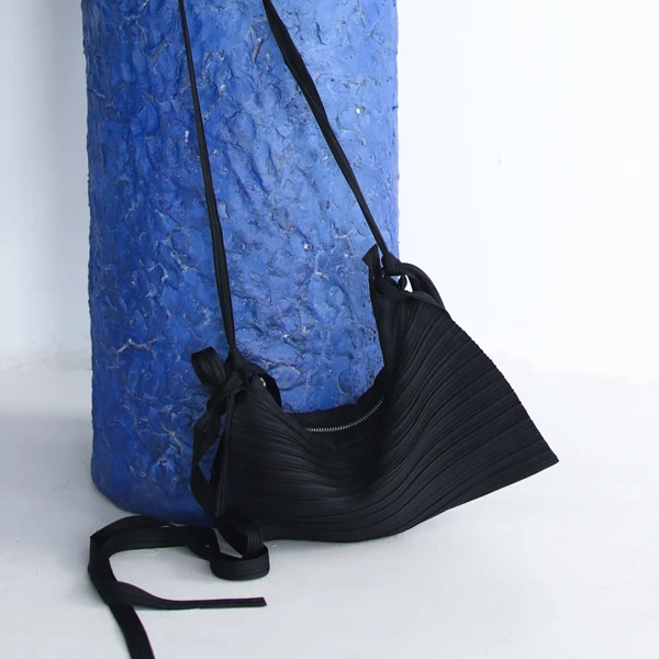 

Non-Mainstream Designer's One-Shoulder Pleated Pouch Underarm Crossbody