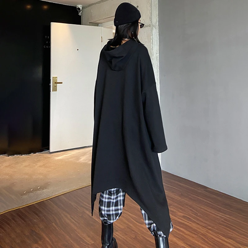

[EAM] Loose Fit Black Irregular Long Sweatshirt New Hooded Long Sleeve Women Big Size Fashion Tide Spring Autumn 2021 1DC356