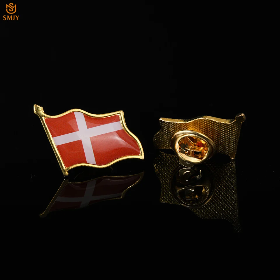 

Waving Denmark White Cross Epoxy Flag Brooch Lapel Tie / Backpack Wear Pin Gold Plated Souvenir Badge