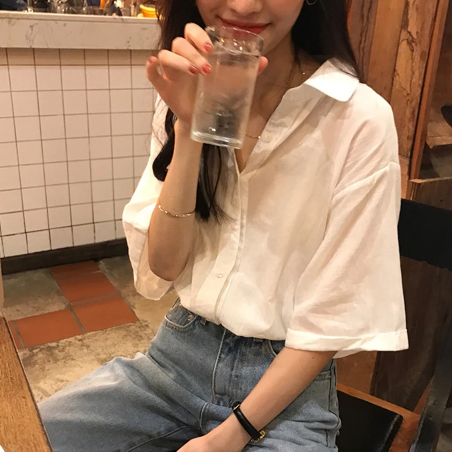 Рубашка женская белая облегающая с треугольным вырезом и длинным рукавом в