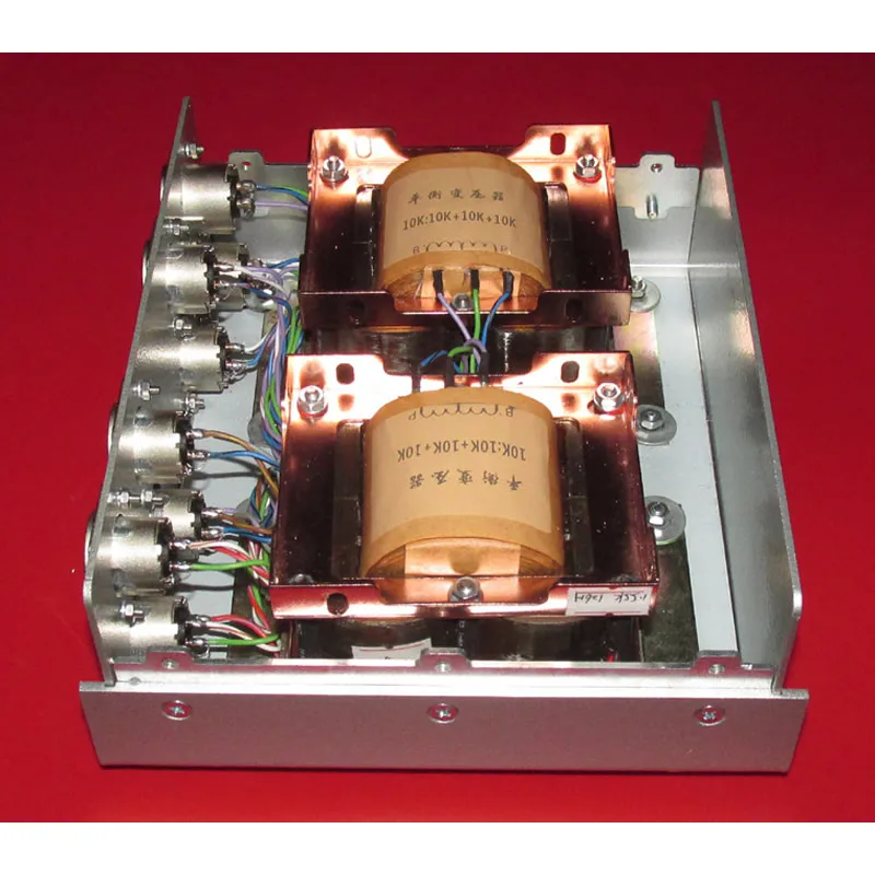 1 сбалансированный вход и 3 сбалансированных выходного дистрибьютора