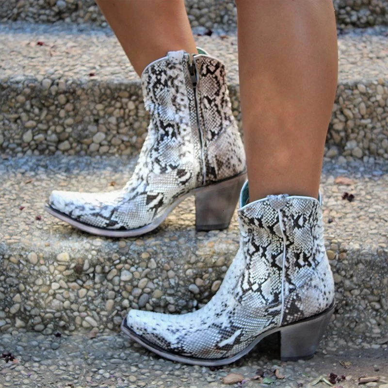 Шикарные Женские ковбойские ботинки из кожи белого цвета со змеиным принтом