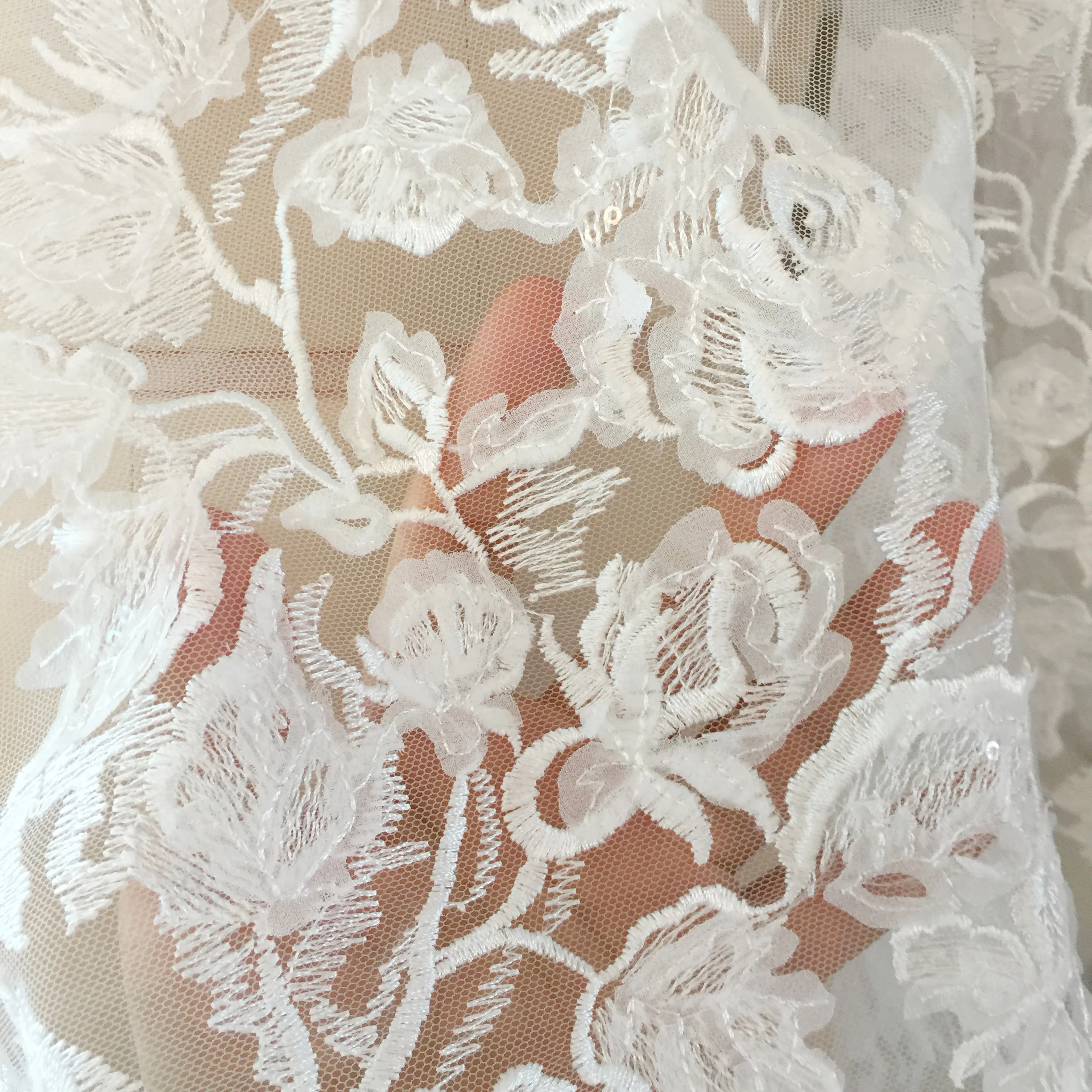 Tessuto squisito del merletto dell'abito da sposa del fiore di illusione 3D, tessuto del fiore del ricamo del grande fiore dello zecchino chiaro in bianco morbido