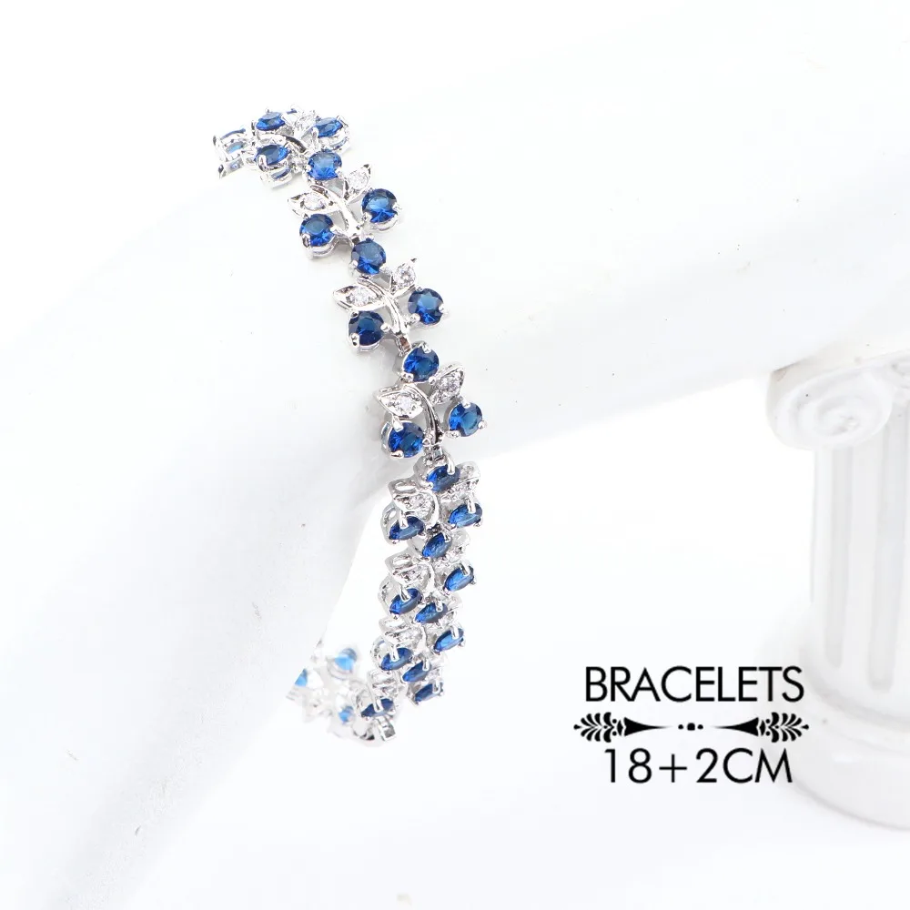 Набор женских ювелирных изделий из серебра 925 пробы с цирконием в подарочной