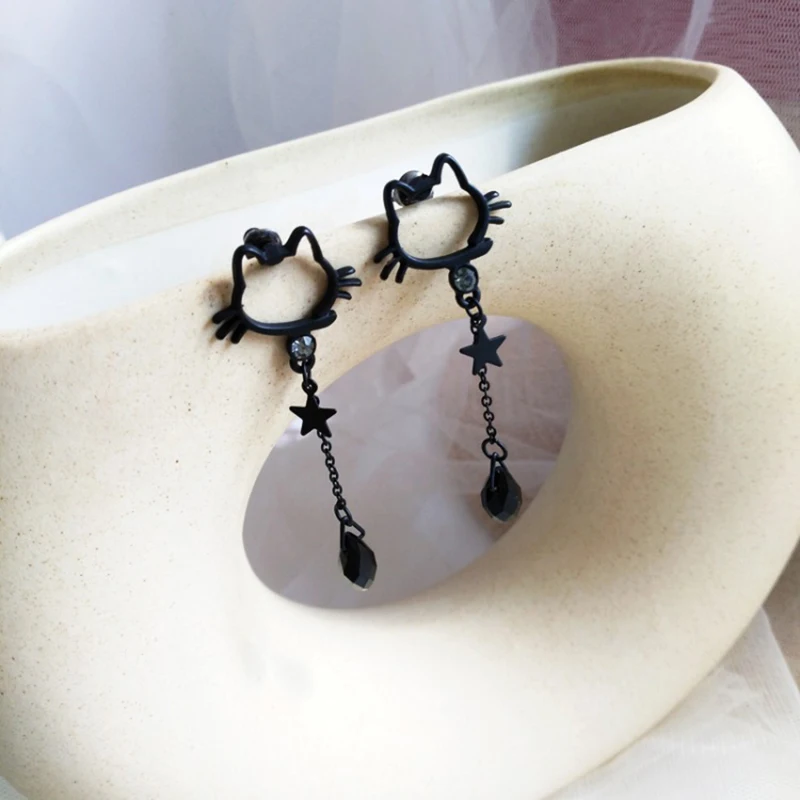 Креативная уличная съемка красивая черная кошачья голова без ушей пирсинг ушные