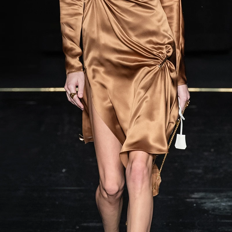 TWOTWINSTYLE винтажное асимметричное женское платье с разрезом по бокам, асимметричный воротник, длинный рукав, высокая талия, Женская мода, новинка