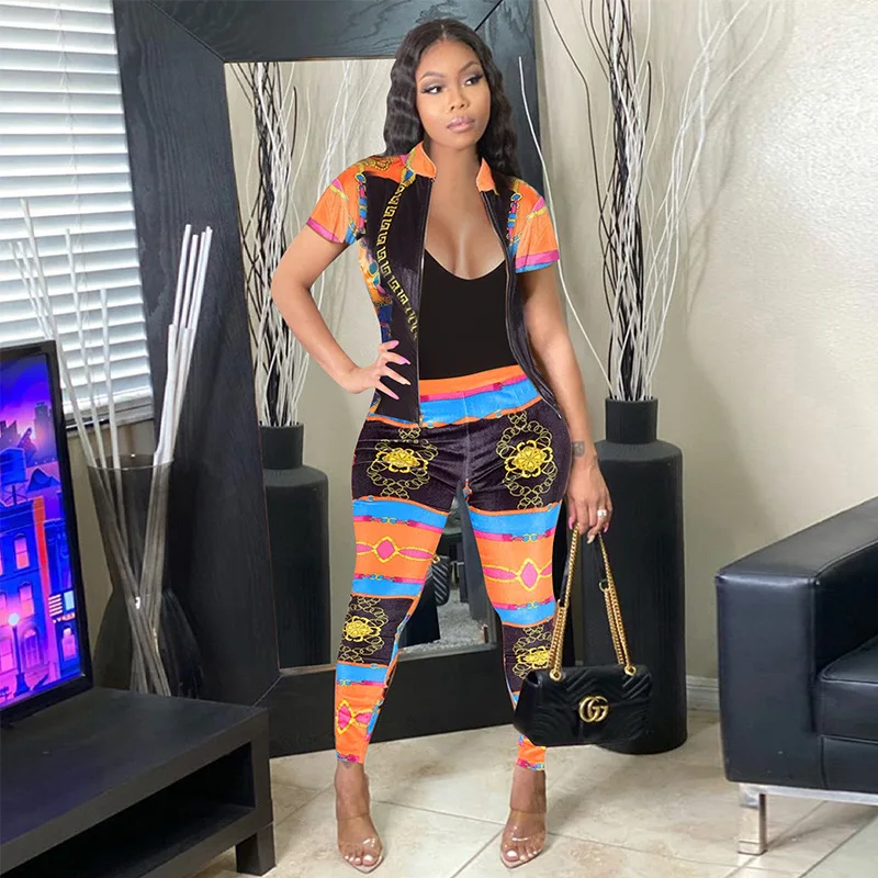 

Женский летний комплект из двух предметов: короткий топ с коротким рукавом и круглым вырезом и брюки