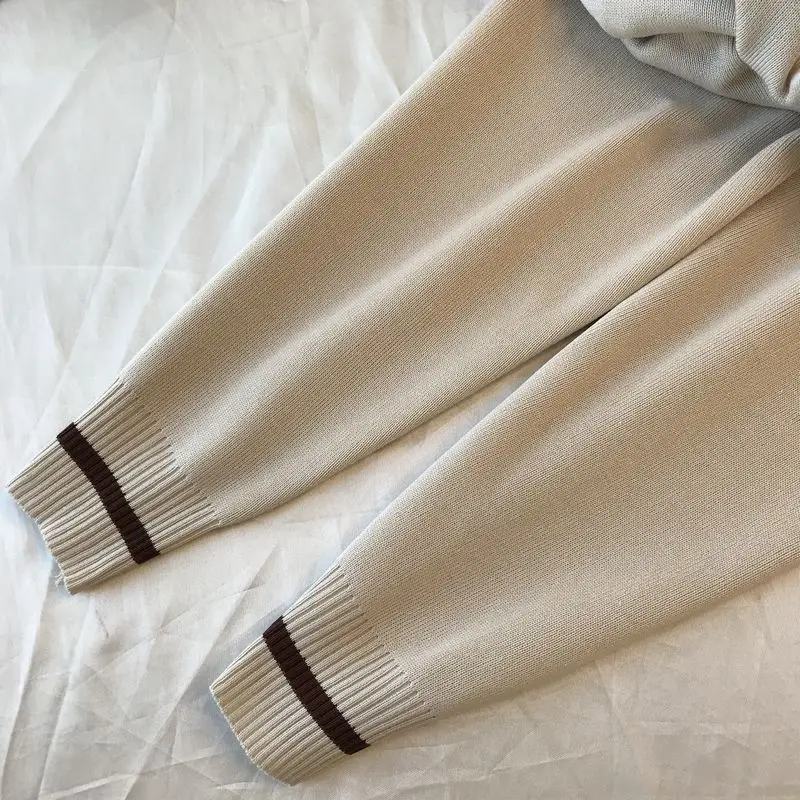 Женский трикотажный комплект из двух предметов свитер с винтажным принтом и