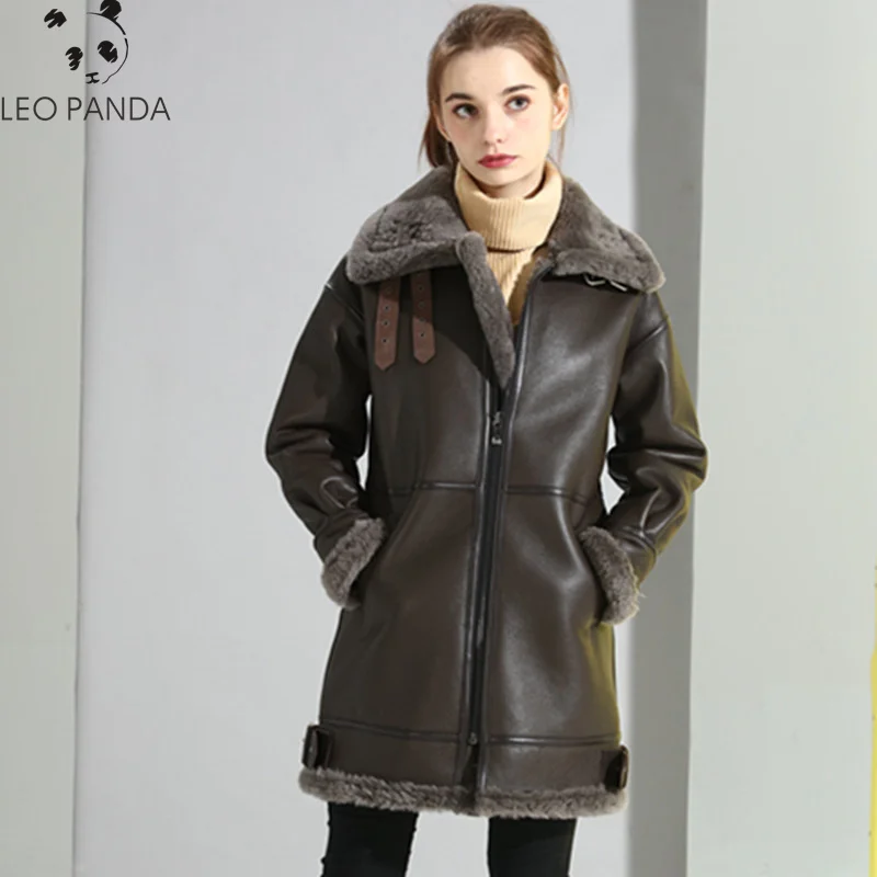 Женское длинное меховое пальто зимнее из натуральной овечьей шерсти с надписью