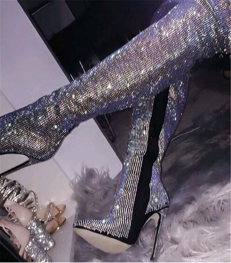 С украшениями в виде кристаллов с острым носком туфли на тонкой шпильке выше