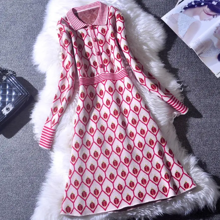 Женское трикотажное платье-свитер с длинным рукавом и принтом божьей коровки |