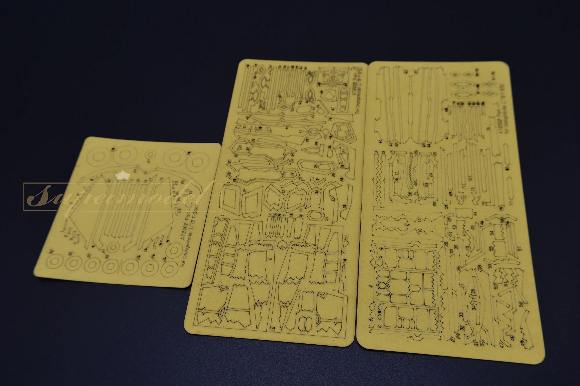 Оранжевая разноцветная маска для красочного оформления модель A72002 1/72 F 35 модели