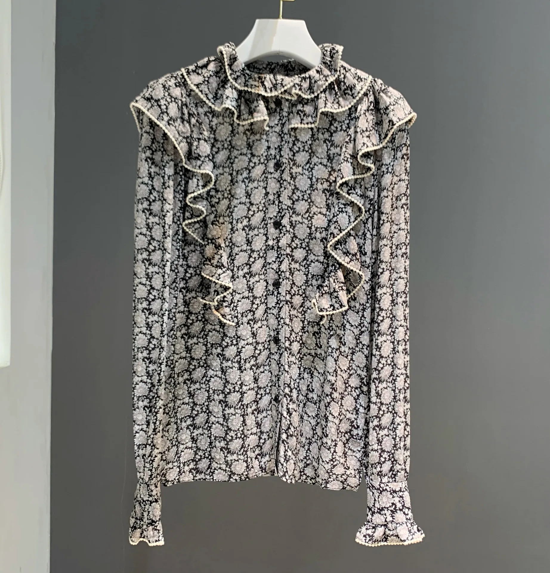 

Женская рубашка с длинным рукавом и высоким воротником