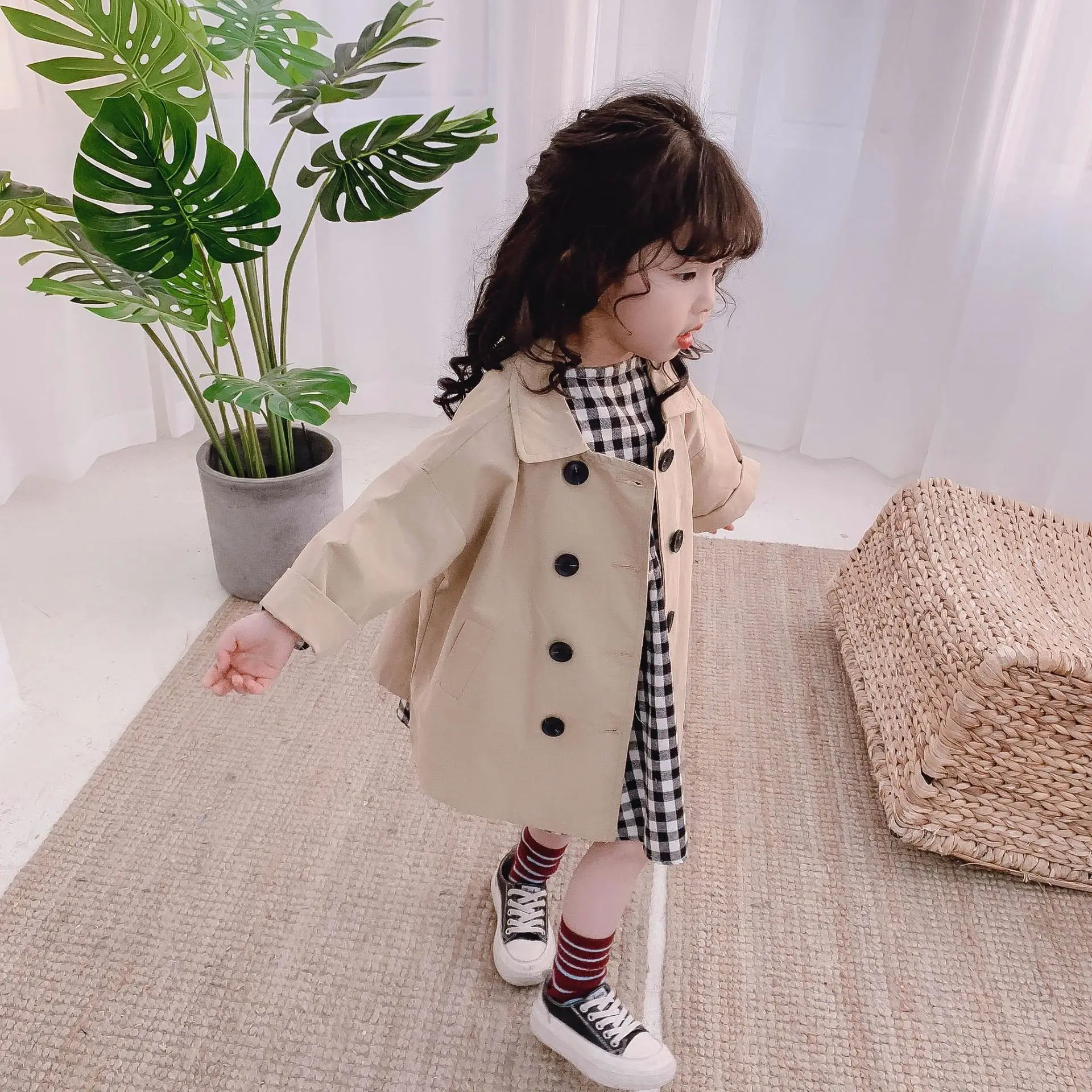 Модный хлопковый тренчкот цвета хаки/красного для маленьких девочек