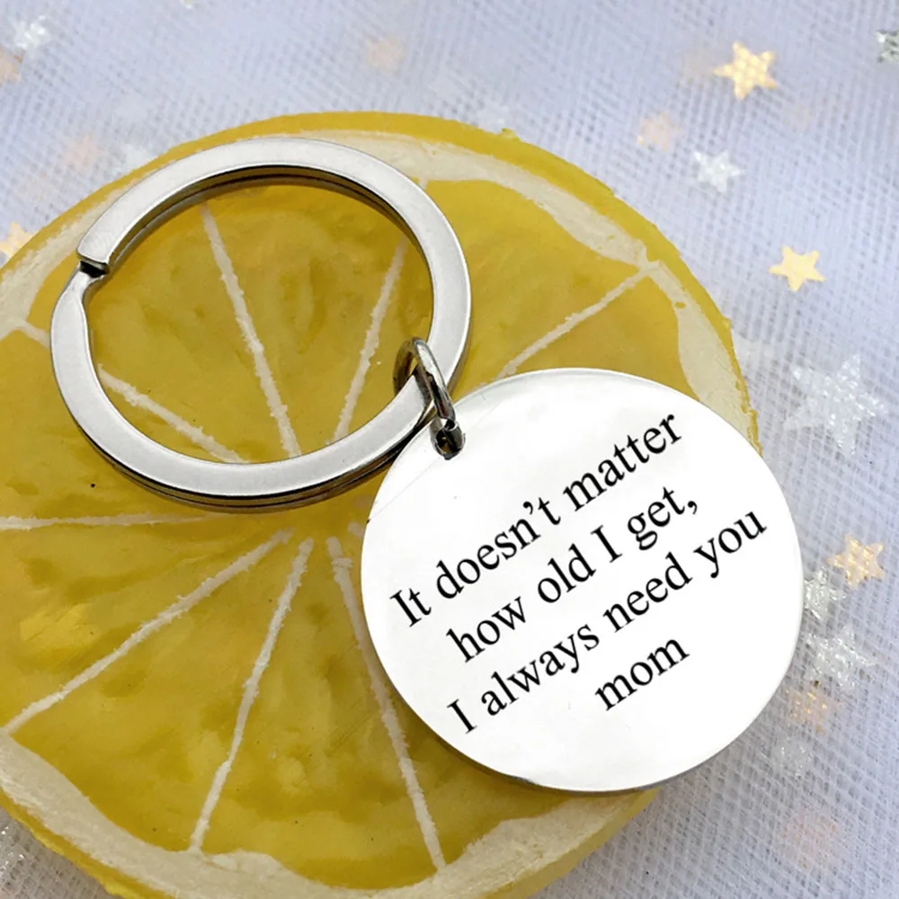 Брелок подарок для мамы &quotне важно сколько мне лет всегда нужно мама&quot на День