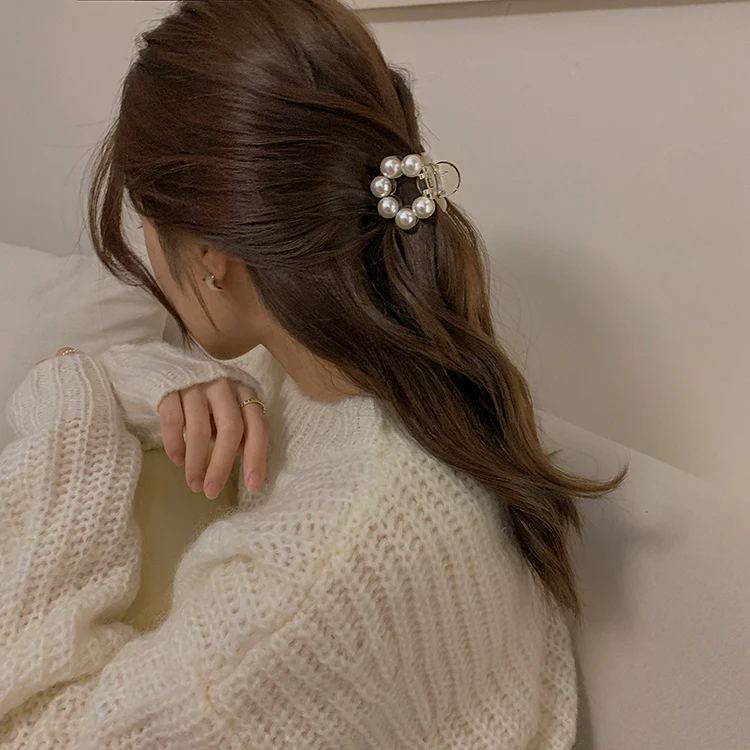 

Симпатичные корейские боты круглый шпильки с жемчугом для женщин нарисованной длинноволосой девочкой, коготь Заколки Для Волос Стайлинг И...