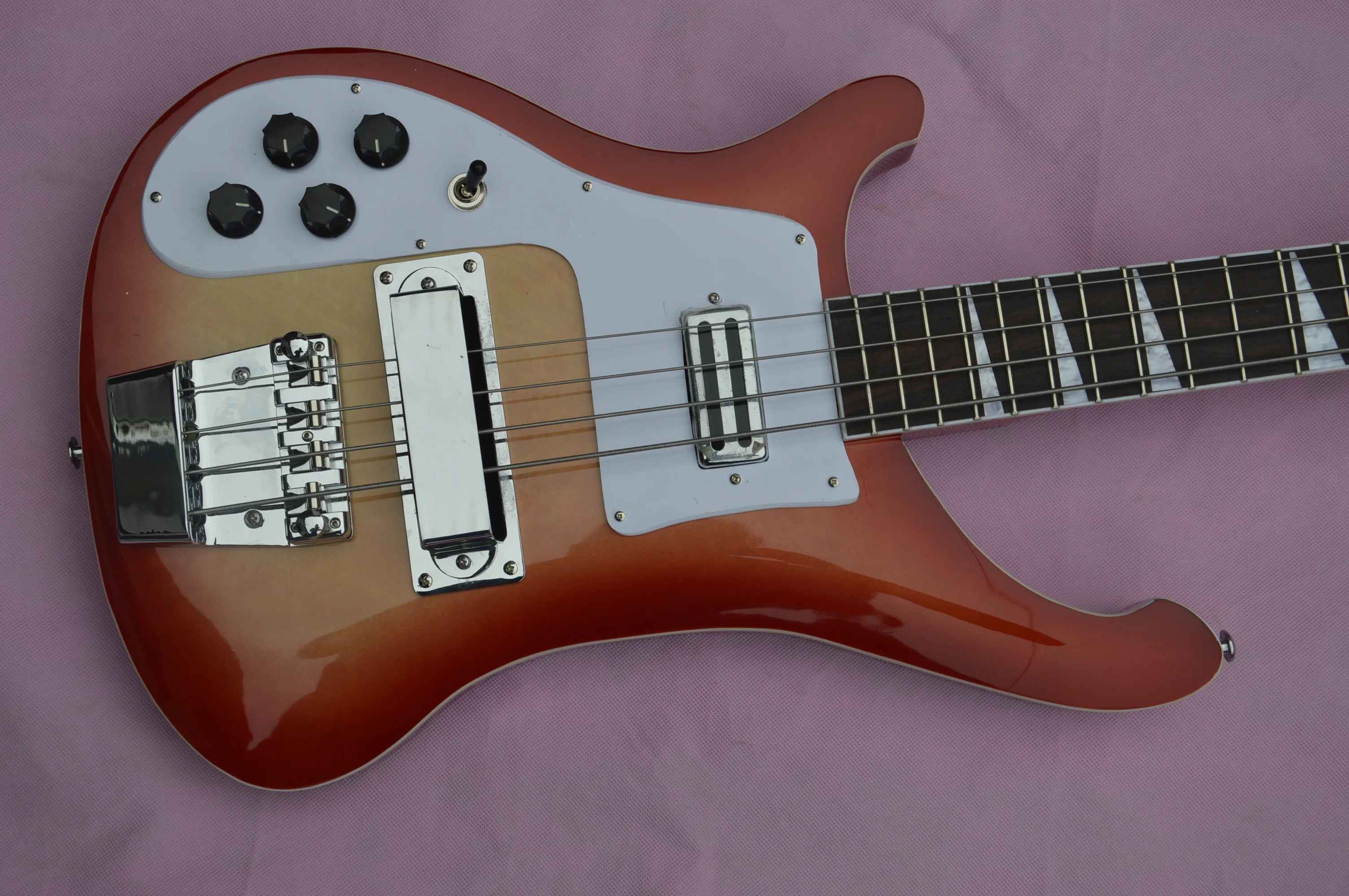 2019 левая рука 4 струнные басы. Электрогитара гитара красного цвета. Бесплатная