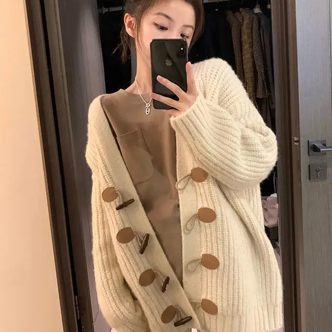 

Мягкий восковой молочный кремовый вязаный кардиган в студенческом стиле, белый вязаный кардиган средней длины с V-образным вырезом и пугови...