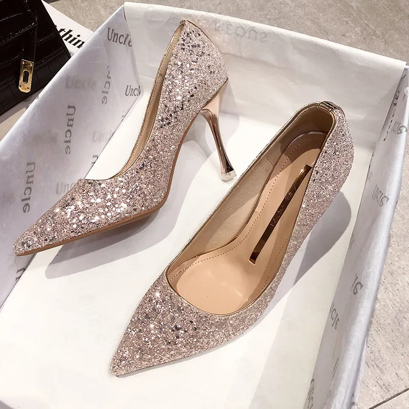 Женские туфли на высоком каблуке свадебные с острым носком украшенные блестками