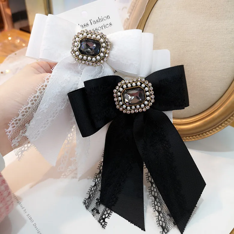 

Vintage Bow Tie Cameo Ladies Head Diamond Ribbon Tassel Brooch Chic Girls Elegant Jewelry Collar Pin Girl Cravat Gift for Men