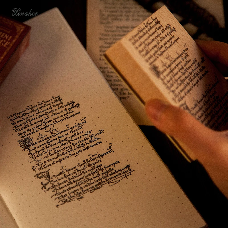 Старинные старинные старые книжные страницы декоративные штампы деревянные и
