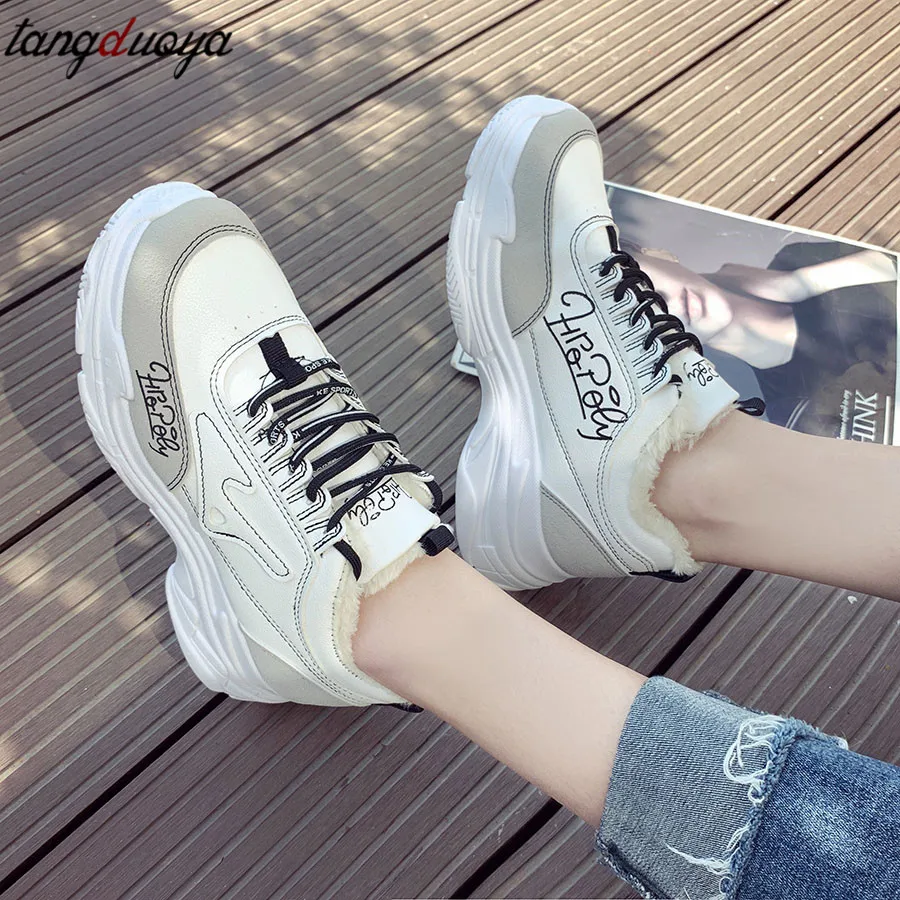 Женские кроссовки на массивном каблуке белая спортивная обувь из искусственной