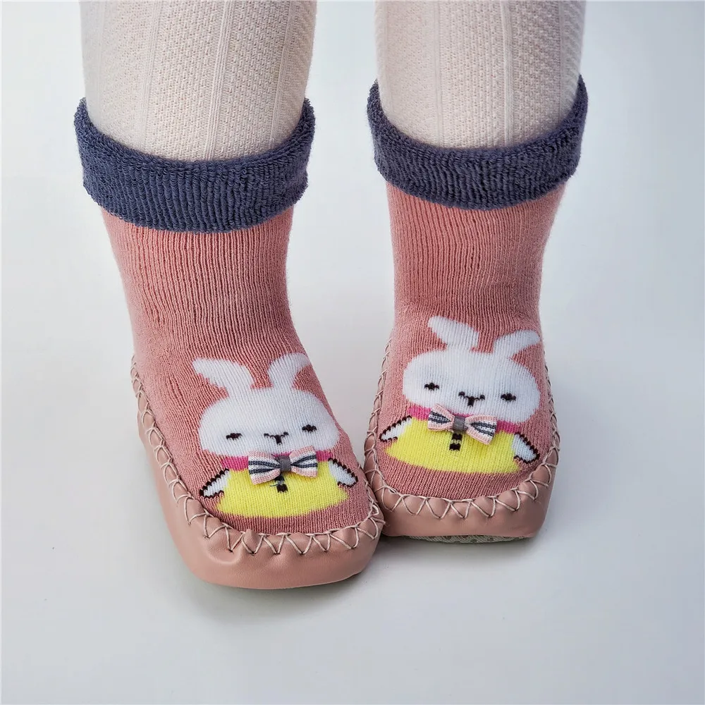1023 Pink Rabbit Теплая обувь для маленьких мальчиков; вязаные пинетки для новорожденных; домашняя обувь для маленьких девочек; зимние тапочки для первых шагов; мягкая подошва с изображением животных - Цвет: 1023 Pink Rabbit