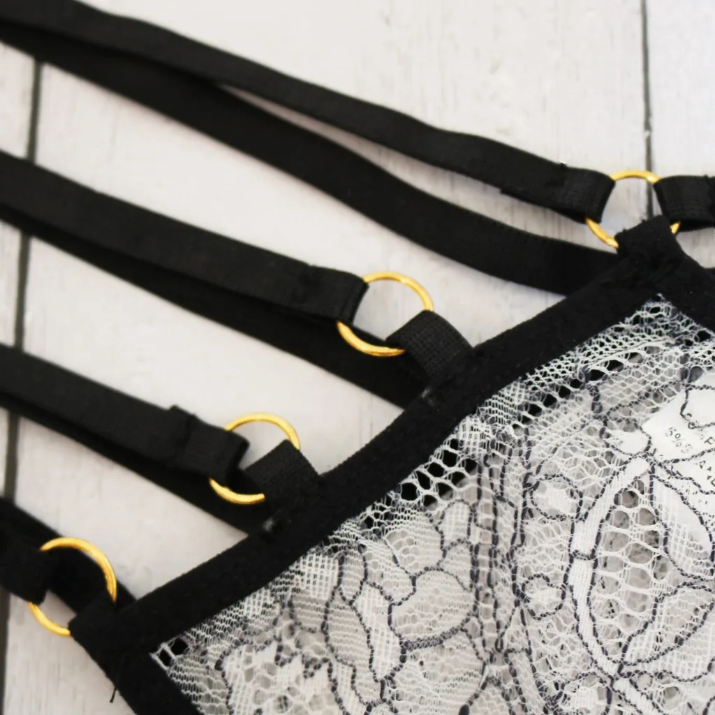 

Lingerie Women Sexy Lace Embroidery Lingerie Set Halter Bra Hollow Thong Set Lingerie Sleepwear Bra Set Conjunto de lenceria