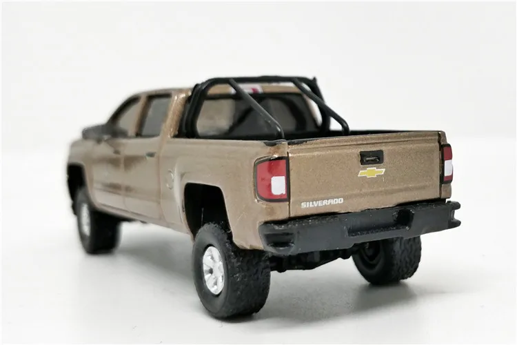 

Greenlight 1:64 Hot Pursuit 2017 Chevrolet Silverado 1500 Diecast Model Car Loose