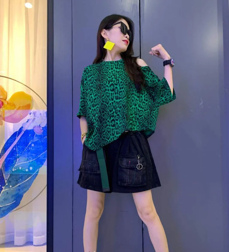 

Vefadisa Personalized Letter Print Off Shoulder Women T-shirt 2021 Summer Irregular Female T-shirt Leopard Print T-shirt QYF6043