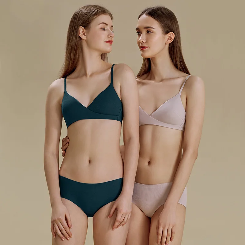 Комплект женского нижнего белья из бюстгальтера и трусиков с треугольной чашкой