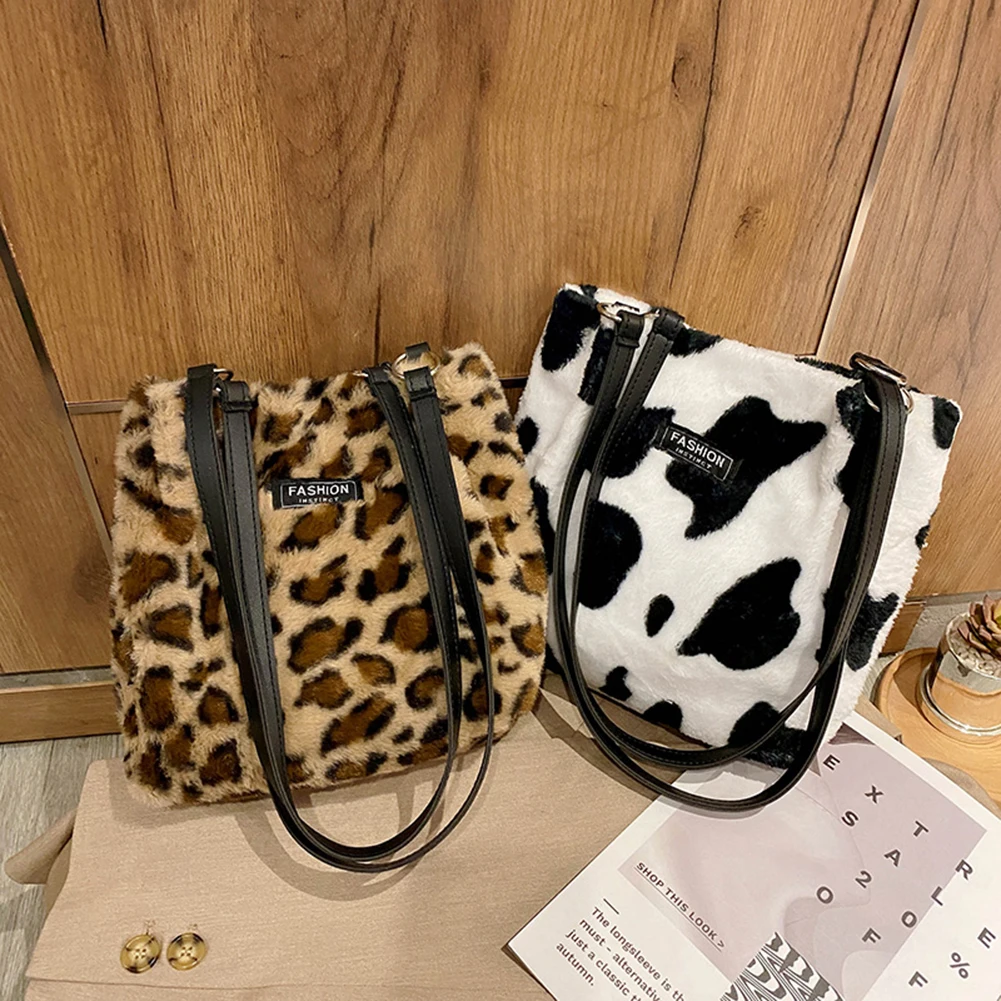 

Модные сумки через плечо с животным принтом, повседневные женские квадратные сумки, плюшевые повседневные уличные вместительные тоуты с ве...