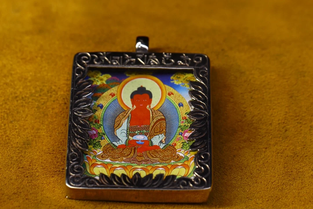 

2"Tibet temple Old Bronze Gilt silver Thangka Medicine Buddha Amulet Pendant Town House Exorcism Ward off evil spirits