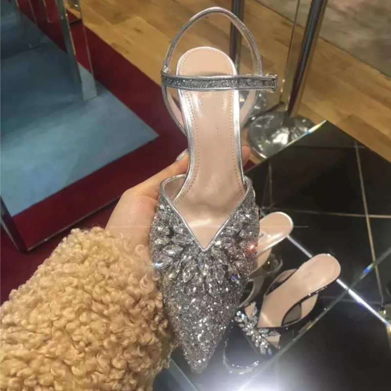 Однотонные остроносые сандалии стразы с пряжкой кристаллами и стразами