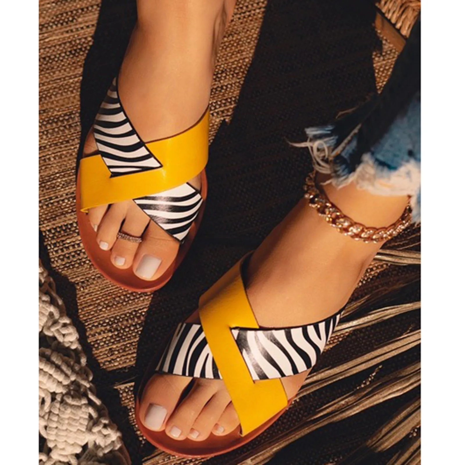 Женские пляжные шлепанцы со змеиным принтом повседневные и удобные с открытым