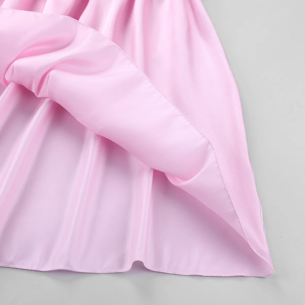 Мужское Шелковистое атласное платье с оборками и высоким низом экзотическое