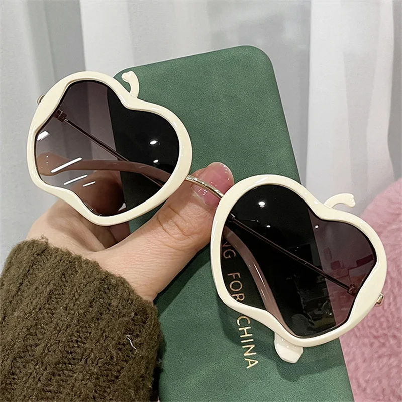 

2022 New Cute Cartoon Apple Children Sunglasses Fashion Boys and Girls Gradient Kids Sun Glasses UV400 for Party Birthday Gifts