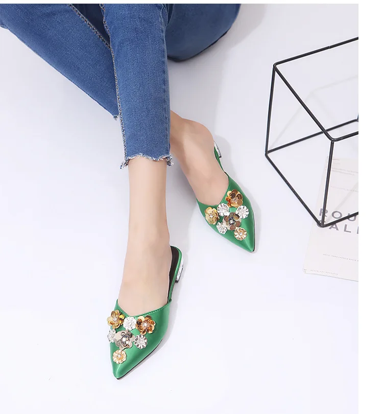 

2019 Summer New Pointed Shallow Mouth Flat Bottom Breathable Solid Color Fashion Cool Drag Sequins Half Cool Slippers