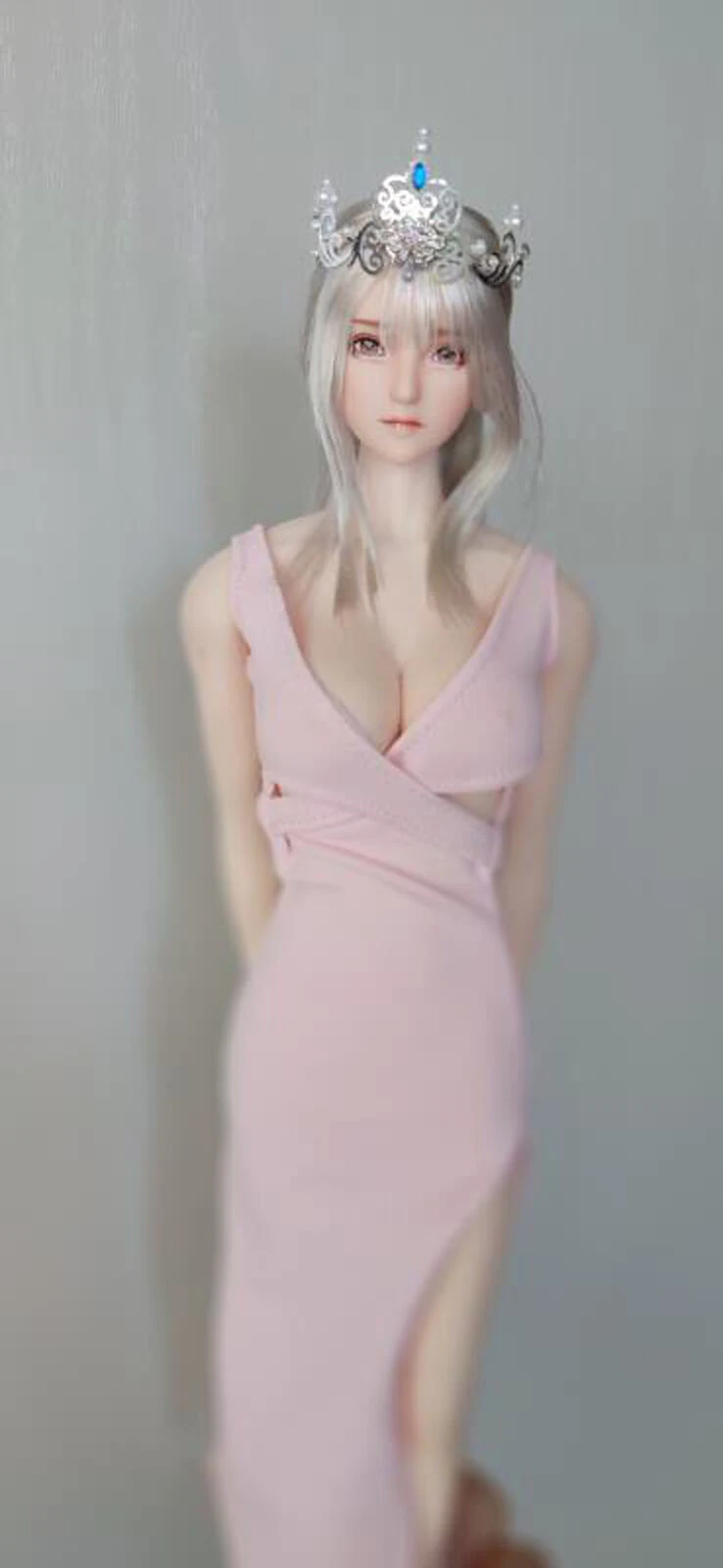 Модель модного женского платья в масштабе 1/6 см