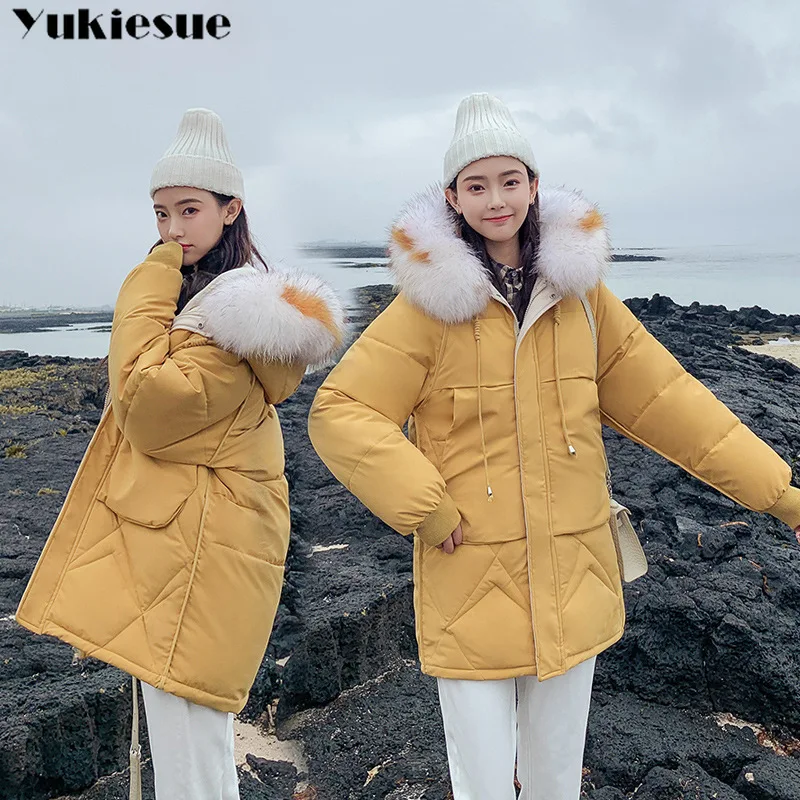 Женская бархатная парка с капюшоном и меховым воротником на осень/зиму