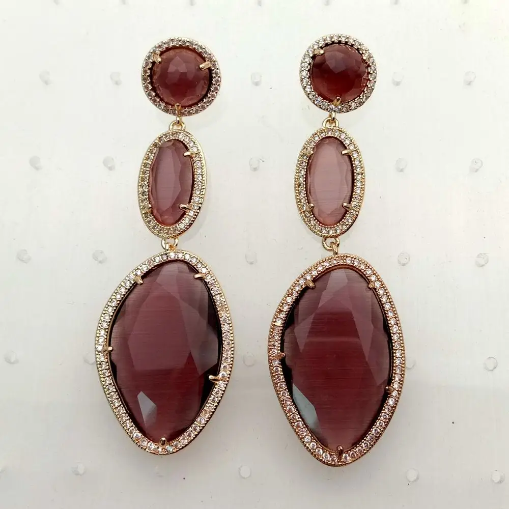 Фиолетовые серьги-гвоздики с кошачьим глазом и фианитами желтого золота