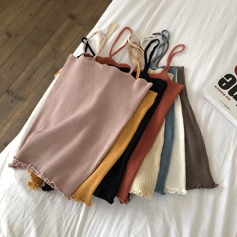 Майка на бретелях-спагетти однотонная короткая женская летняя пикантная тонкая