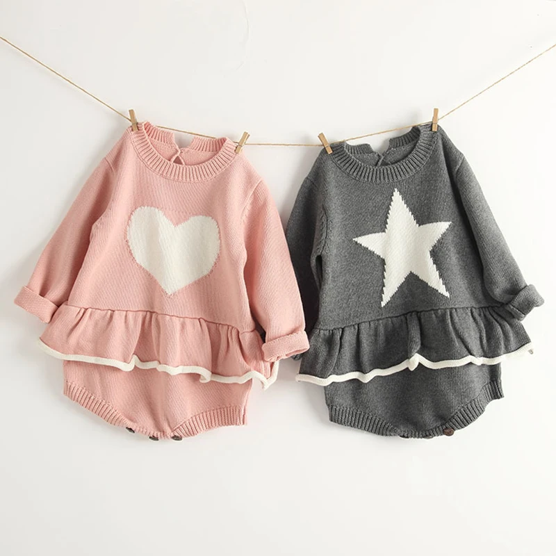 

Осень-зима Новинка 2020 для маленьких девочек любящих комбинезоны с сердечком для маленьких девочек одежда с длинным рукавом Комбинезоны со ...