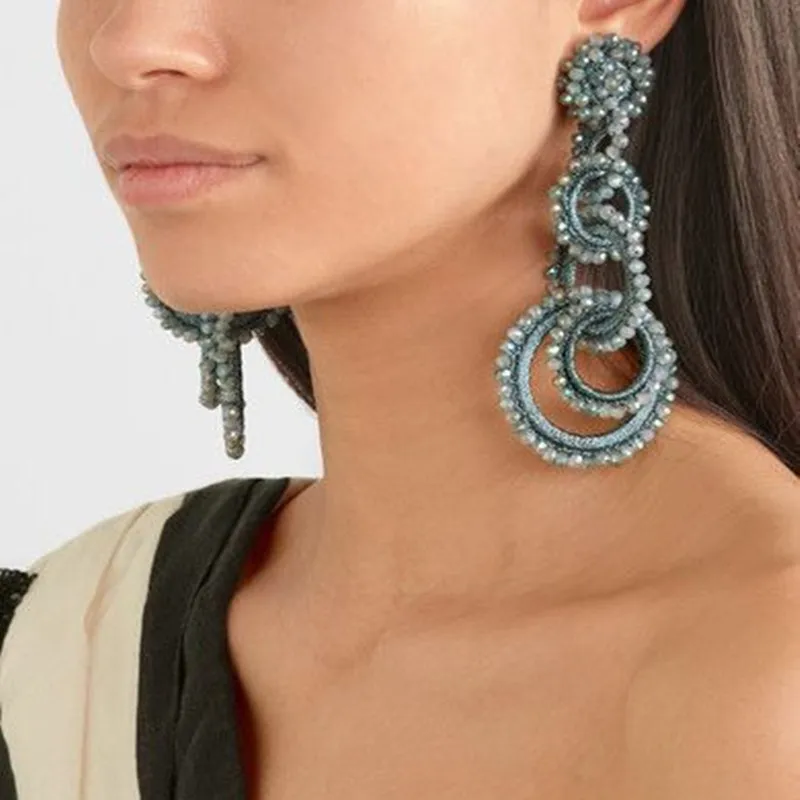 Большие серьги-подвески с перекрывающимися кольцами и кристаллами массивные
