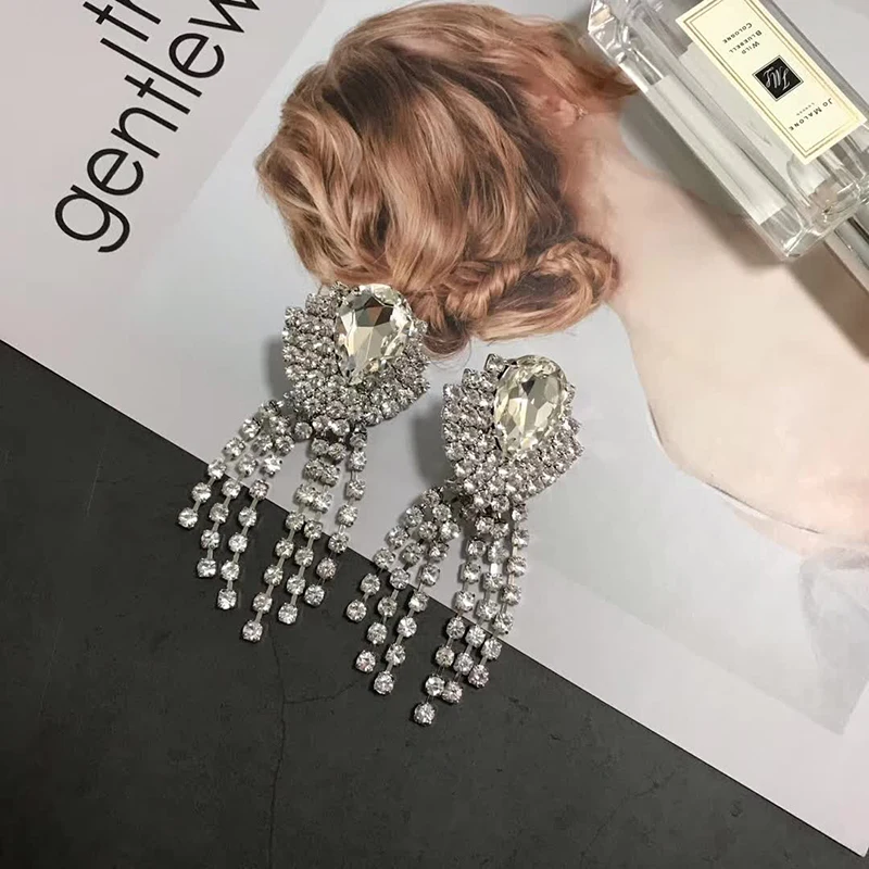 Стильный блестящая заколка с кисточками
