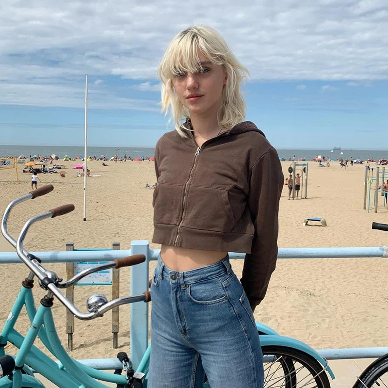 

Женский укороченный топ с капюшоном, однотонная повседневная толстовка на молнии с длинным рукавом и карманами, свободная верхняя одежда, о...