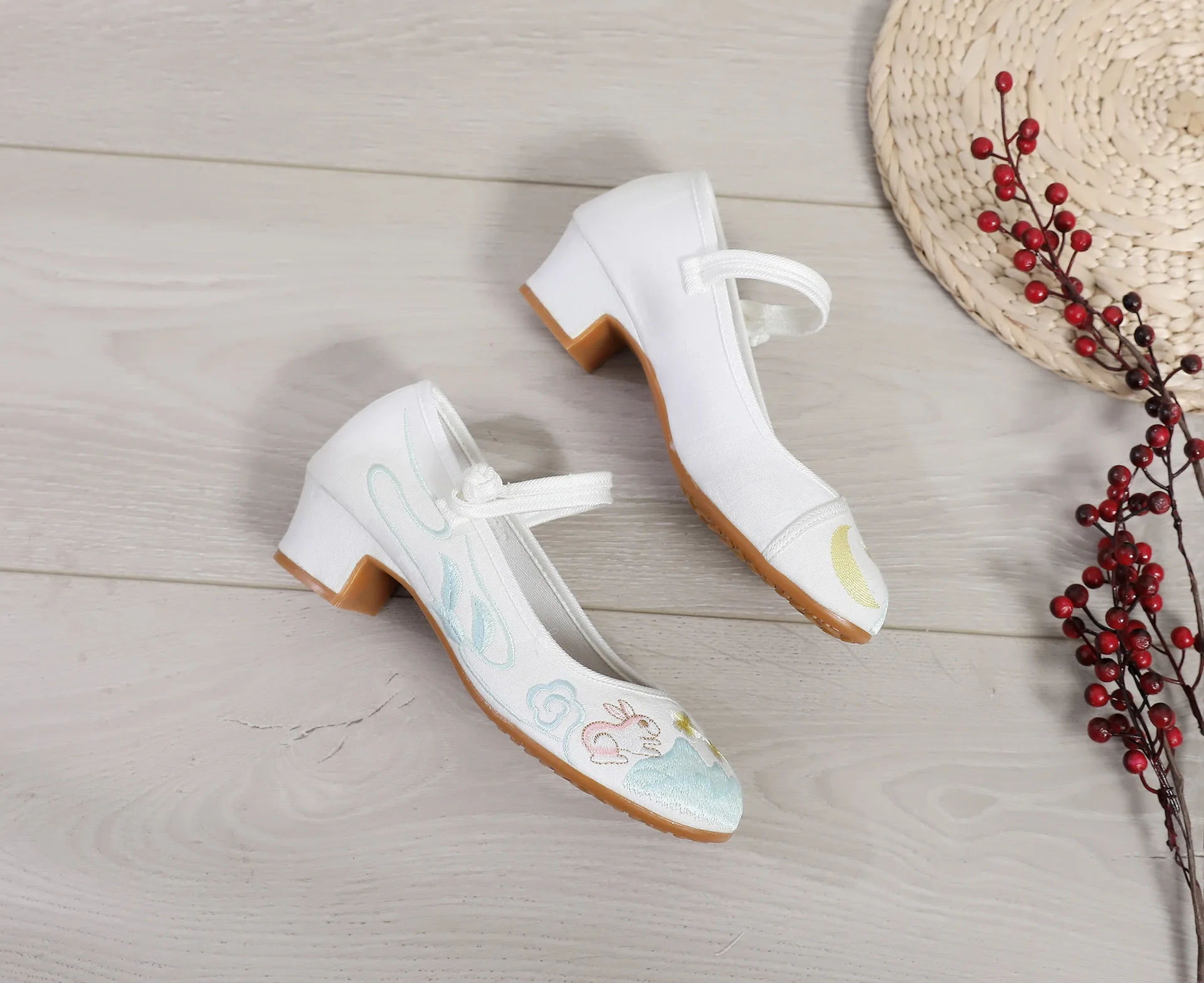 

Language Shoal Spring And Summer Old Beijing Cloth Shoes Women Embroidered Shoes Thick Heel Retro Chinese Wind Shoes Women