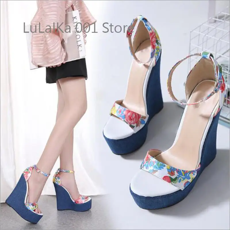 Женские джинсовые босоножки на танкетке синие сандалии с принтом высоком